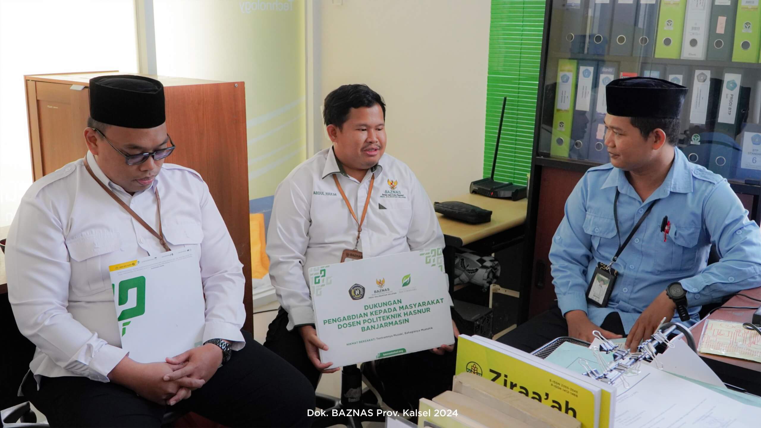 Tim BAZNAS Kalsel Nazwar Rahman (kiri), Abdul Hakim (Tengah) sedang berada di Kampus Poltek Hasnur